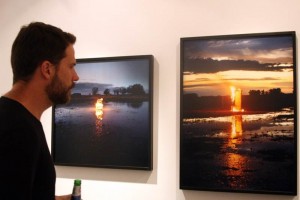 Un visitante observa fotograf�as en la feria internacional de galer�as de arte especializadas en fot