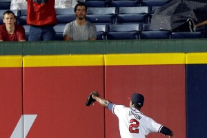 Ronald Lee Homer Jr. cay� desde unos 18 metros durante un partido de los Bravos ante Filis.