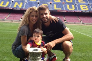 Milan Piqu, con la Supercopa de Espaa La familia Piqu estuvo en el Camp Nou con la Supercopa de Espaa.
