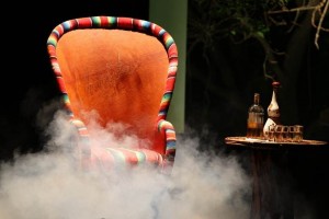 Una butaca equipal artesanal mexicana en el escenario estuvo vac�a y en la mesa contigua, una copa c