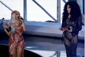 Gaga y Cher cantaron el tema The greatest thing