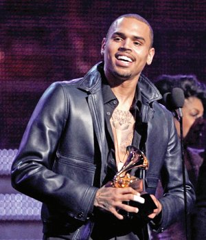 Chris Brown preso unos minutos