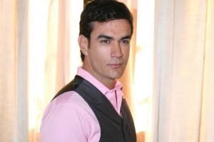 David Zepeda causa furor en carrera Queran tomarse una foto con el actor o platicar con l