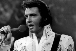 Elvis Presley, quien al morir tenía 42 años, dejó éxitos musicales, interpretaciones memorables,
