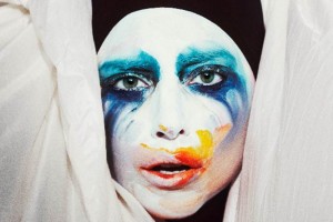 Lady Gaga da muestras de su nuevo look