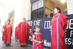 Triquis retiran campamento por amenazas