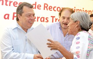 Entregan 35 nuevas ambulancias en Guerrero