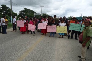 Reinician habitantes de Xaltianguis bloqueo carretero; dicen que autoridades no cumplieron compromis