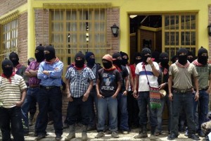 Integrantes del Ejrcito Zapatista en la recepcin de sus invitados a los cursos sobre la historia y