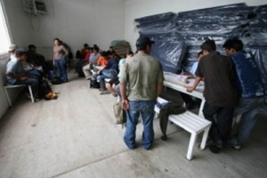 Migrantes de diferentes pases estn hacinados en las instalaciones del Instituto Nacional de Migrac