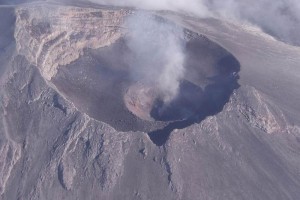 En el crter interno se ha formado un incipiente domo de lava de menos de 50 m de dimetro y 10 m de