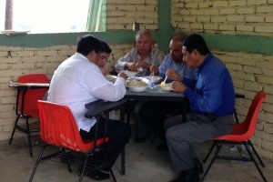 Aspecto de los funcionarios mientras coman, poco antes de ser retenidos