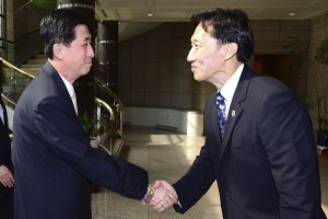 el jefe negociador surcoreano, Lee Duck-Hang (dcha), saluda a su homlogo norcoreano, Park Yong-Il (