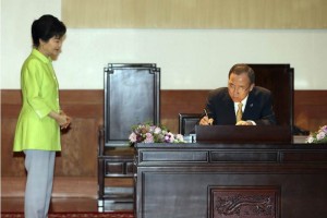 En su visita a Sel el secretario general de la ONU se reuni con la presidenta Park Geun-hye (izq.)