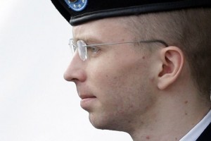 El soldado Bradley Manning es escoltado a un vehculo de seguridad frente a un tribunal 