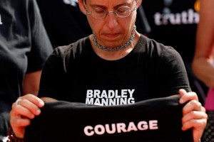Un grupo de personas protest por la liberacin de Manning en Maryland