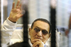 Un tribunal de El Cairo orden la puesta en libertad del expresidente Hosni Mubarak por un caso de c