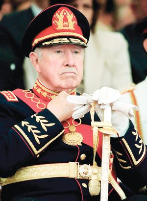 Pinochet tena un arsenal qumico