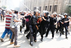 Chocan manifestantes y policas