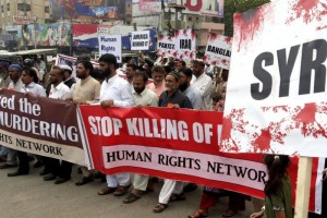 En Pakistn, un grupo de manifestantes sostiene pancartas y gritan consignas durante unas protestas 