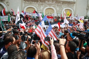 En Tunes, manifestantes queman una bandera estadounidense como protesta por una posible intervencin
