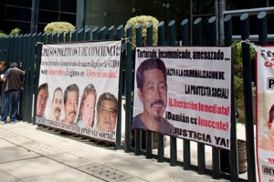 La PGR recibe a maestros de la CNTE por encarcelados