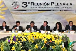 Videgaray se rene con senadores del PRD