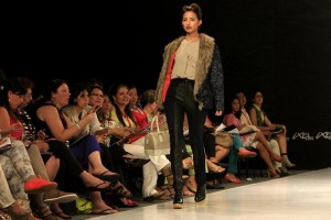 Una modelo luce un traje dise�ado por estudiantes de la escuela Arturo Tejada durante una pasarela d