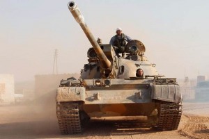 Combatientes del insurgente Ejrcito sirio de Liberacin conducen un tanque capturado a las tropas l