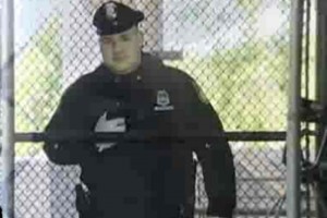 Polica de cartn reduce delito en estacin de Metro El falso agente, sumado a las cmaras de video y un nuevo candado, ha reducido los robos en 67%.