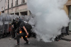 Un grupo de anarquistas se enfrent a policas durante una marcha