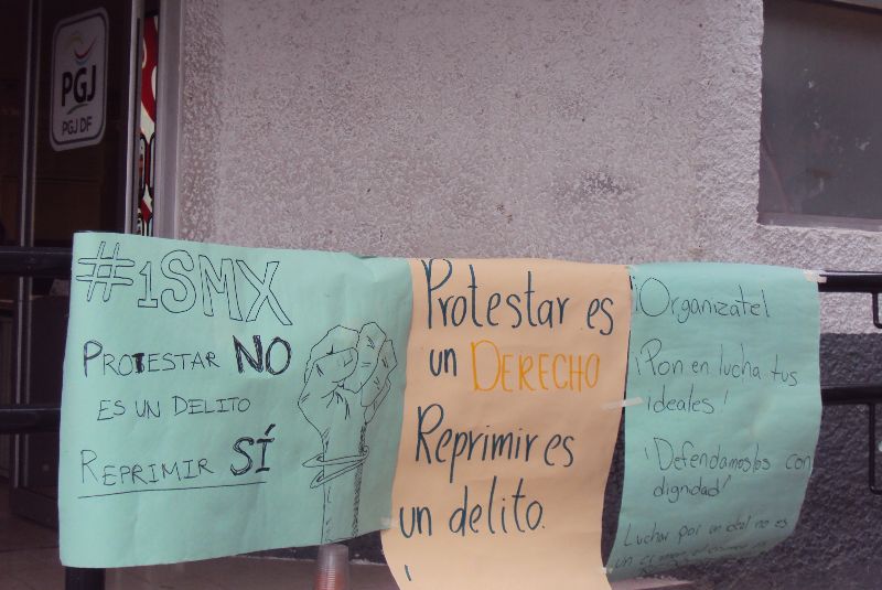 Jvenes fuera de la Coordinadora Regional de Xochimilco 2, en Gladiolas, protestaron para pedir la l