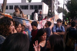 Alumnos que se oponen al cierre de la UAM Iztapalapa discuten con un grupo de los estudiantes que ce