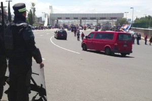Los profesores estn dejando pasar a los autos de manera gratuita, a la altura del pueblo de San Mar