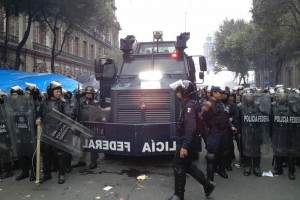 Imagen del vehculo antimotines de la Polica Federel previo a su arribo al Zcalo