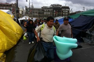 Maestros de la CNTE recogen sus pertenencias del plantn de la Plaza de la Constitucin