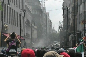 Los manifestantes han arrojado cohetones, botellas de vidrio y objetos, mientras que los granaderos 