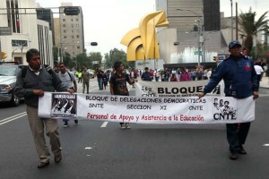 Aproximadamente 150 integrantes de la Seccin 11 en el DF de la CNTE marcharon por Reforma hacia la 
