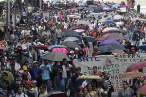 Alrededor de 11 mil manifestantes que participan en la movilizacin hacia Congreso de la Unin, apro