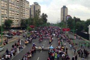 La vanguardia de la marcha de los maestros de la CNTE, apoyados por alumnos de diversas escuelas pb