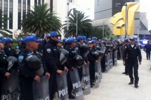 Elementos de la SSPDF aguardan ante las protestas previstas para este domingo