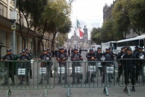 Policas resguardan calles como 16 de Septiembre, Venustiano Carranza, Madero, 5 de Mayo y Donceles