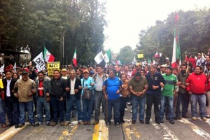 Aspecto de la marcha de maestros y electricistas al Monumento a la Revolucin