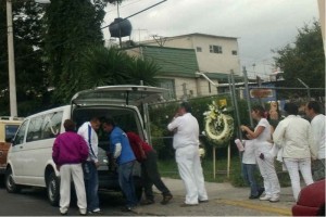 El fretro de Montserrat Loza Fernndez es subido a una camioneta para llevarla al panten San Isidr
