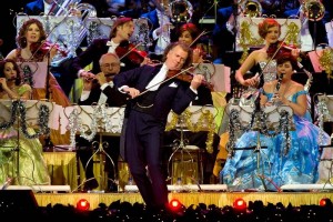 Acompa�ado por la Orquesta Johann Strauss, conformada por hermosas violinistas, que a manera de quin