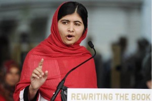 La adolescente paquistan Malala Yousafzai, herida por los talibanes por defender la educacin entre