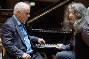 El pianista y director de orquesta argentino Daniel Barenboim conversa con la pianista tambin argen
