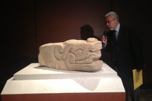 Cabeza de serpiente tallada en basalto del Altiplano Central (900-1200 d.C.)