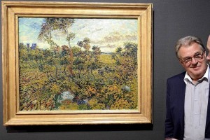 l pintor y actor holands Jeroen Krabbe (izda) y el director del Museo Van Gogh, Alex Rueger (dcha),