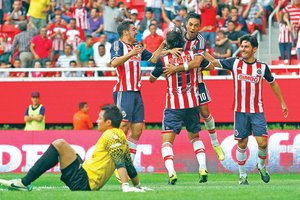 Fabi�n y �rbitro salvan a Chivas